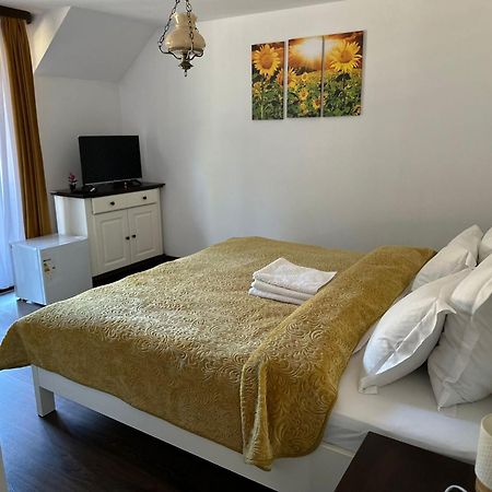 Conacul Muntii Bucovinei Hotell Câmpulung Moldovenesc Exteriör bild