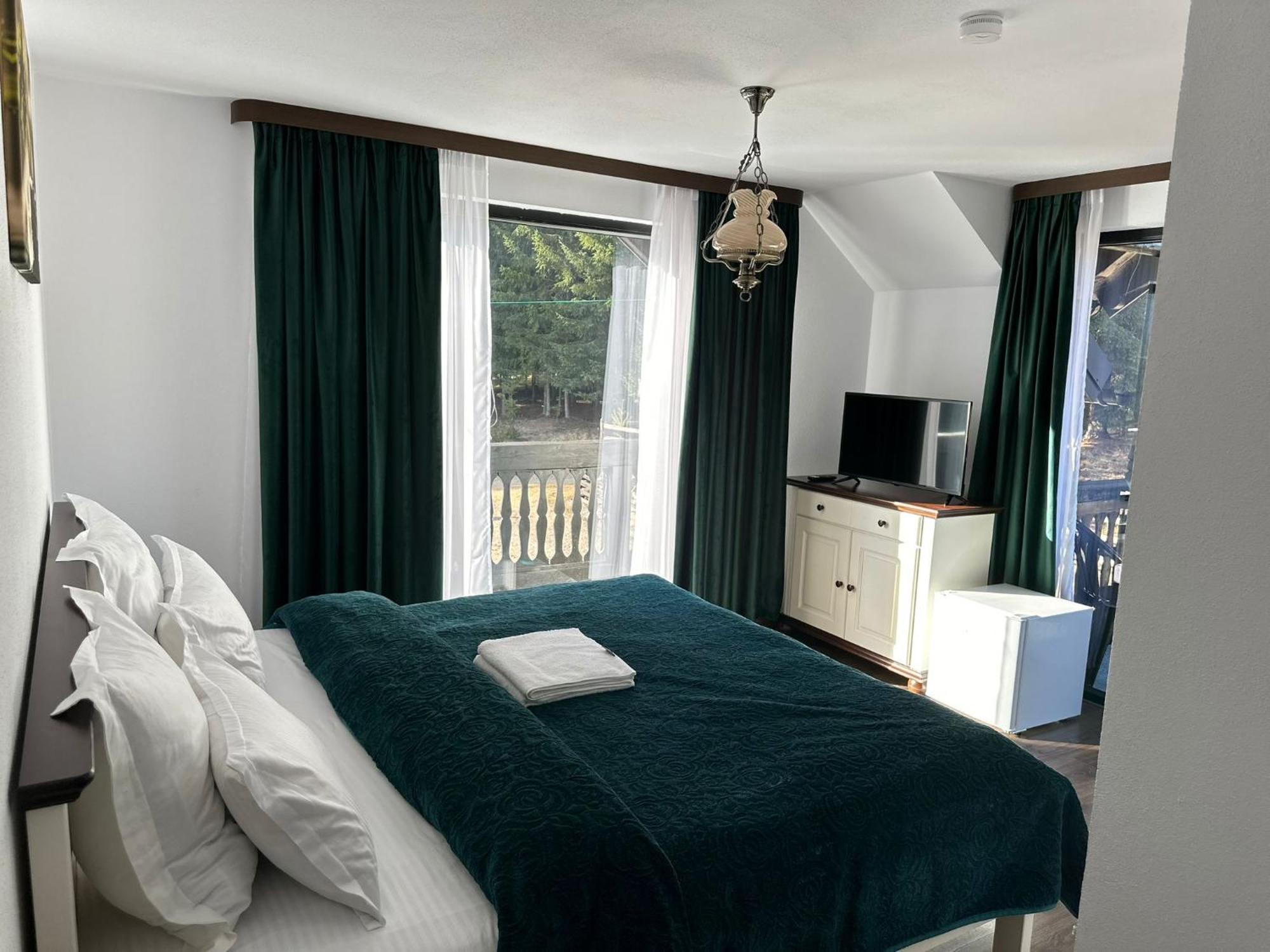 Conacul Muntii Bucovinei Hotell Câmpulung Moldovenesc Exteriör bild