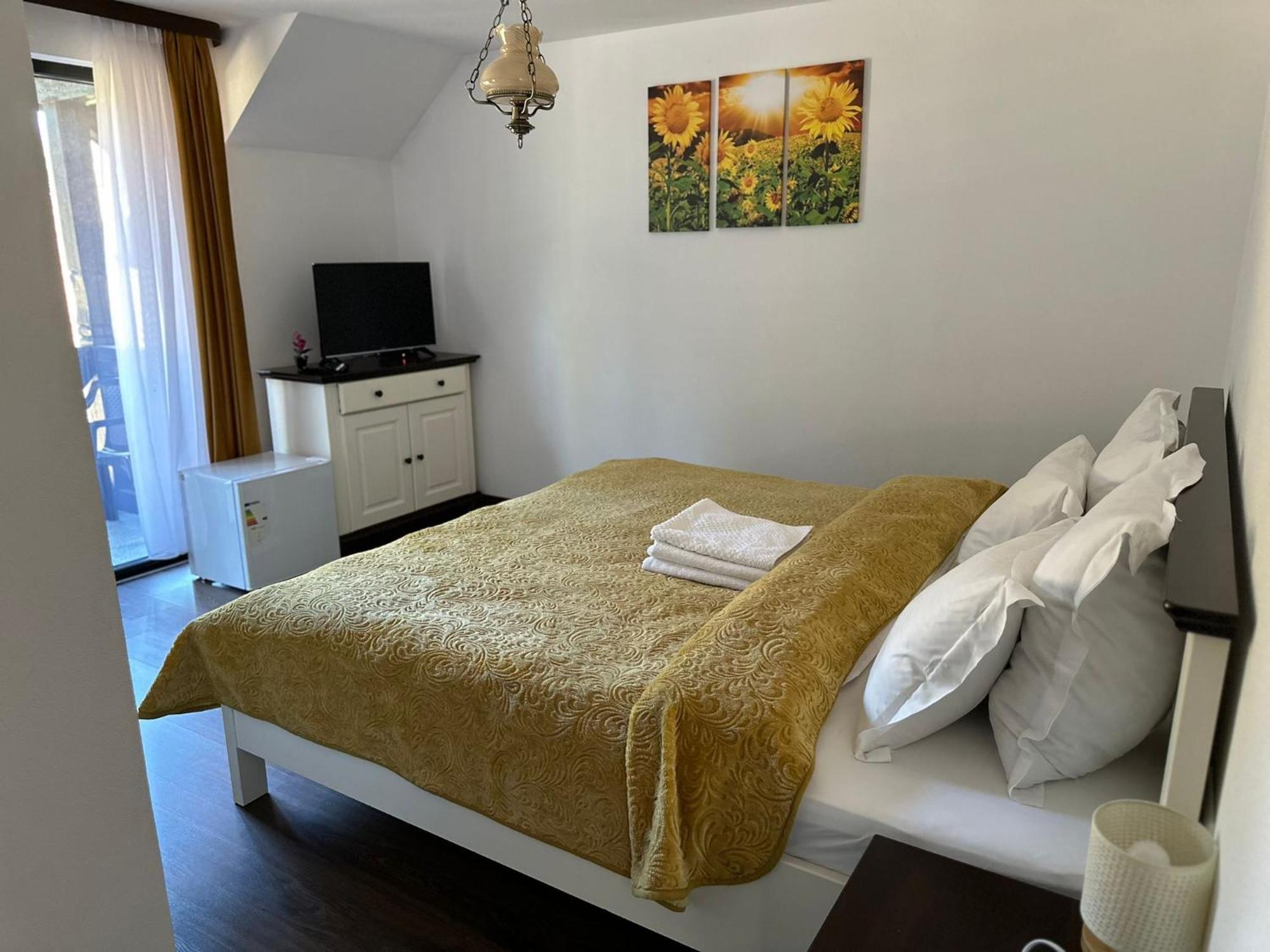 Conacul Muntii Bucovinei Hotell Câmpulung Moldovenesc Exteriör bild