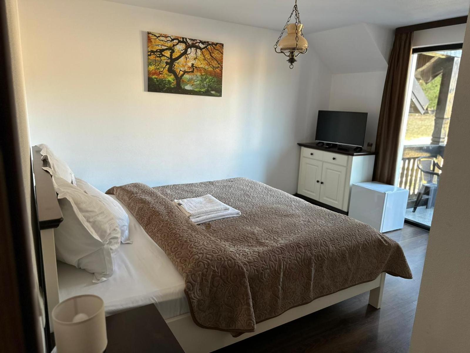 Conacul Muntii Bucovinei Hotell Câmpulung Moldovenesc Exteriör bild